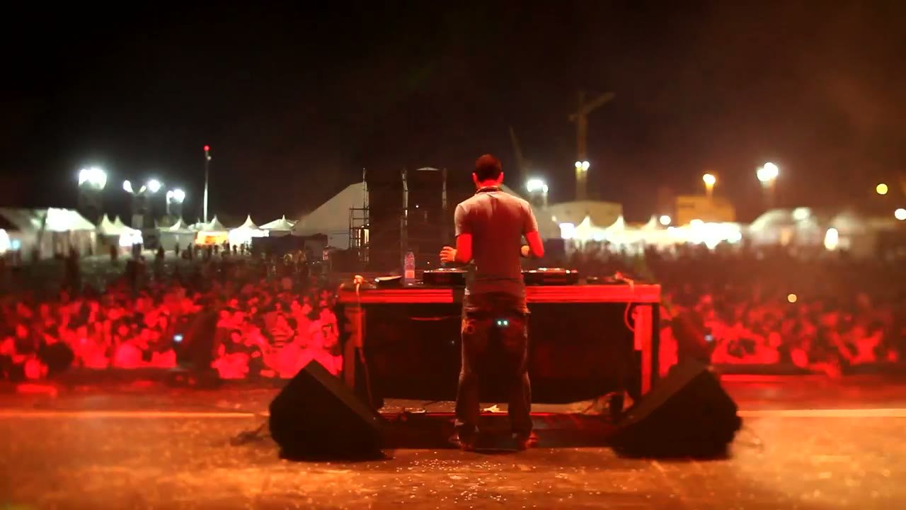 DJ face à une foule lors d'un festival de nuit (visuel provisoire)